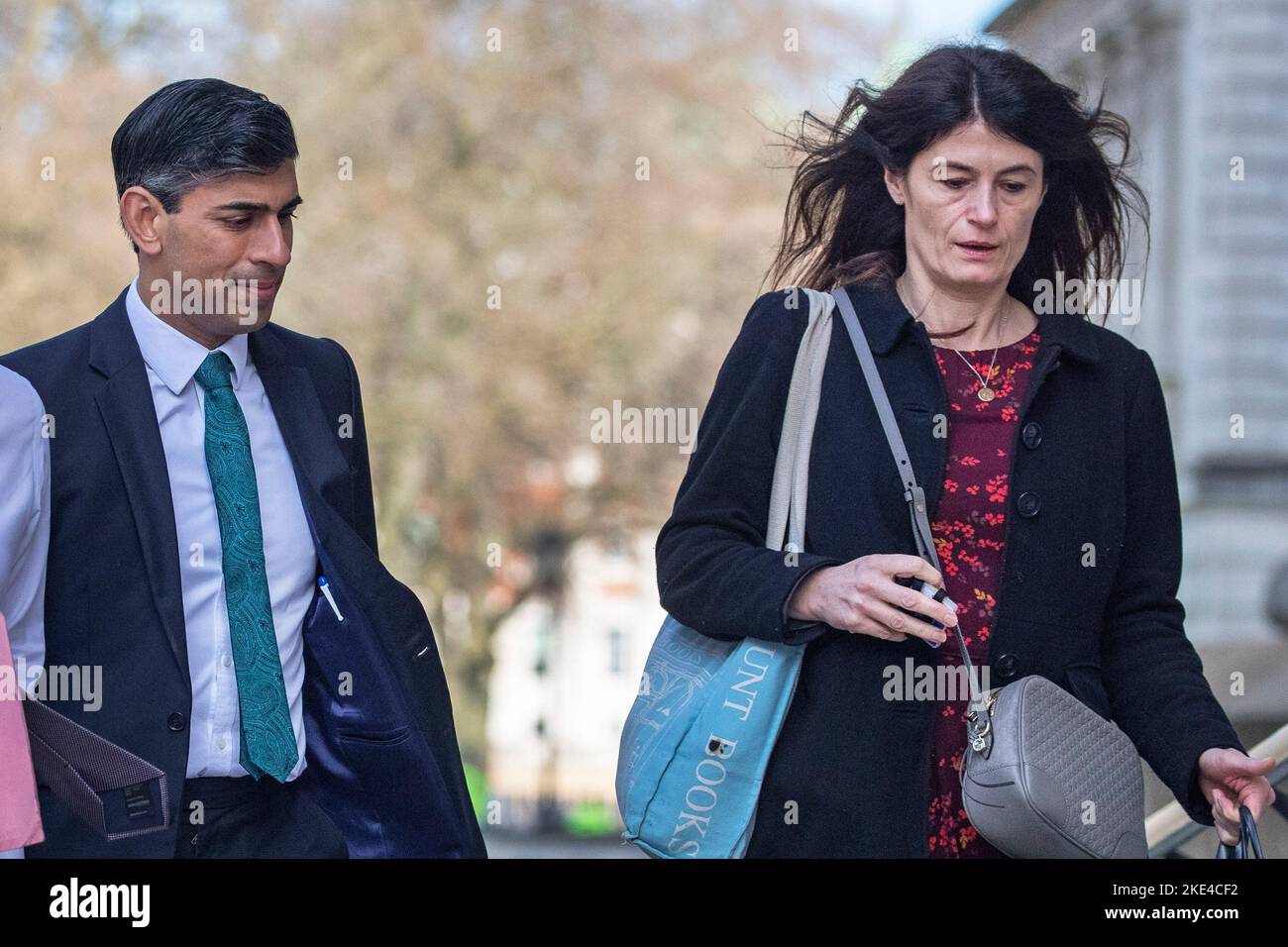 Lisa Lovering Special Advisor and Head of Operations to the Prime Minister the Rt Hon Rishi Sunak MP walks with then Chancellor Rishi Sunak Stock Photo