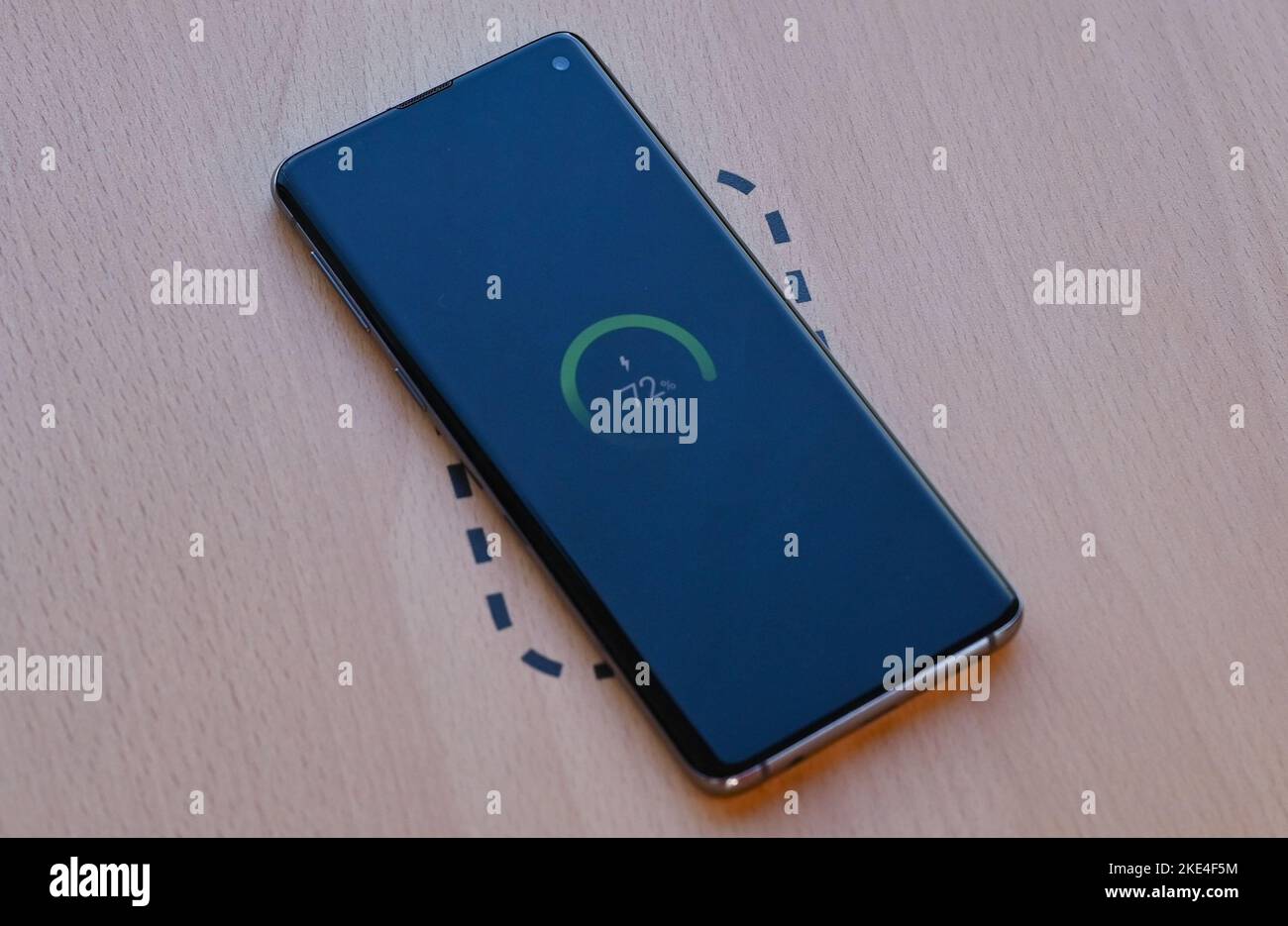 Cottbus, Germany. 08th Nov, 2022. Inductive charging of a cell phone is seen on a table. Credit: Patrick Pleul/dpa/Alamy Live News Stock Photo