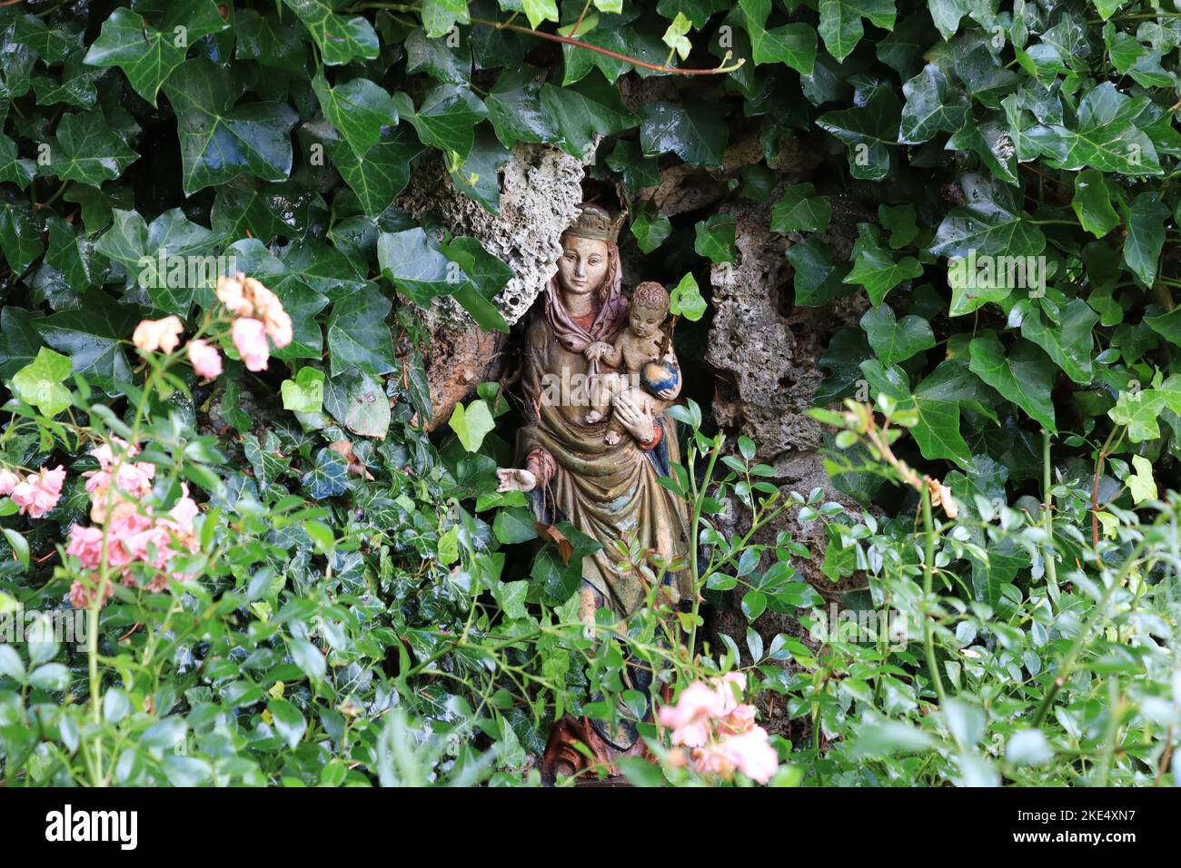 Virgin mary statue garden hi-res stock photography and images - Alamy