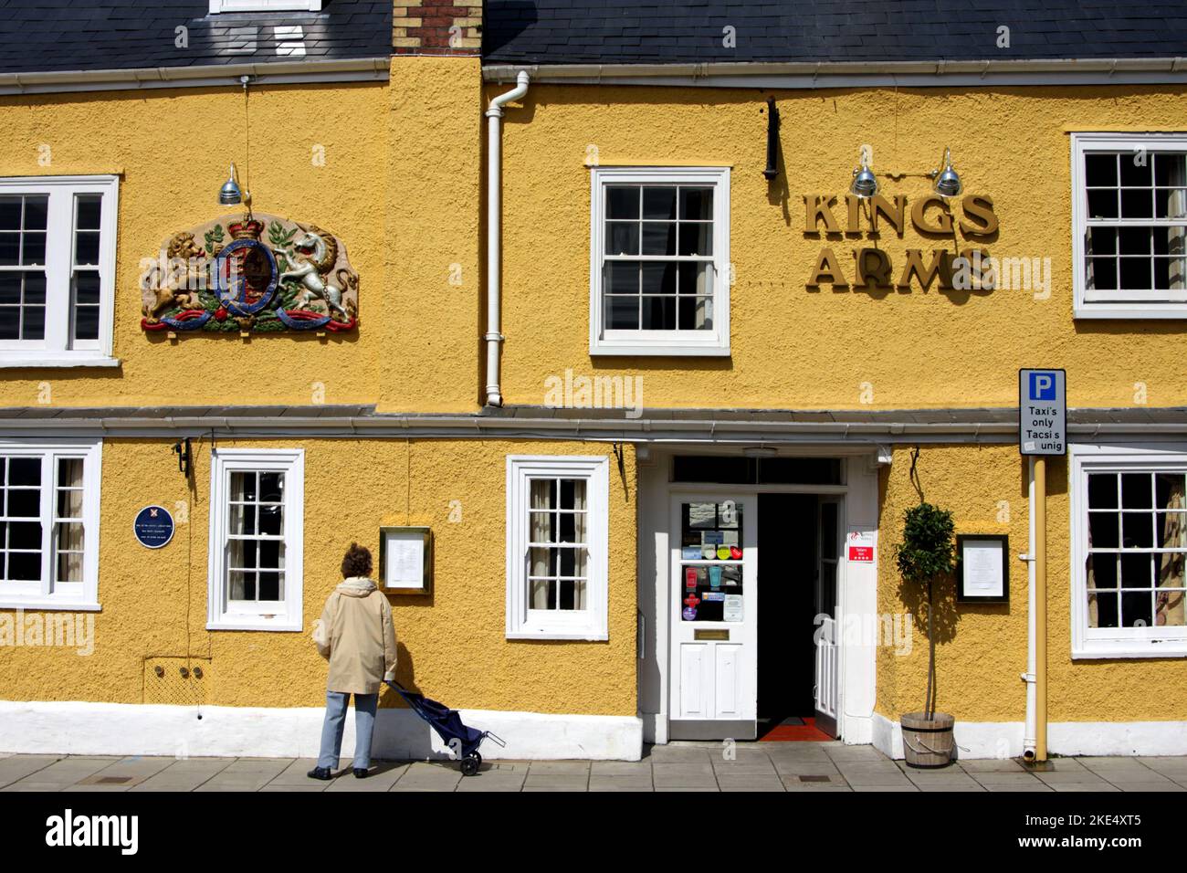 The 16th century King’s Arms Hotel, a former coaching inn, Abergavenny, Wales, United Kingdom Stock Photo