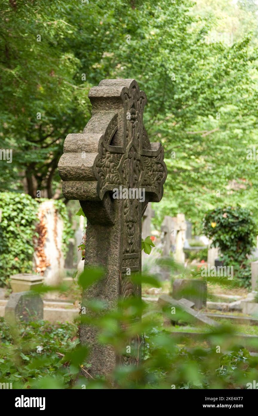 Celtic Cross Tombstone, Highgate Cemetery, Highgate, London, UK.  Opened in 1839 to help deal with growing need for burial cities in a rapidly expandi Stock Photo