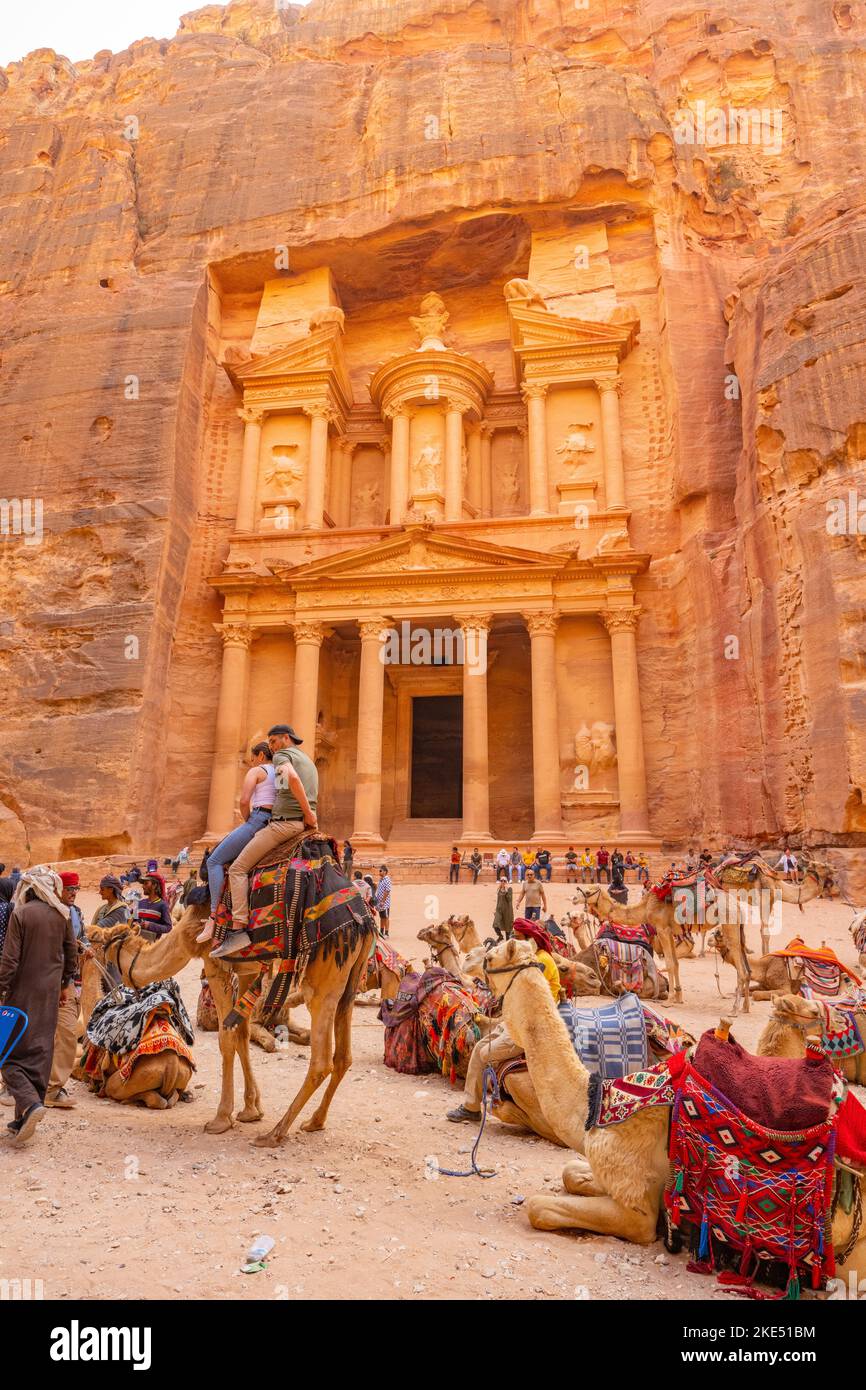 Tourists in front of the treasury building at the end of As Siq, Petra Jordan Stock Photo