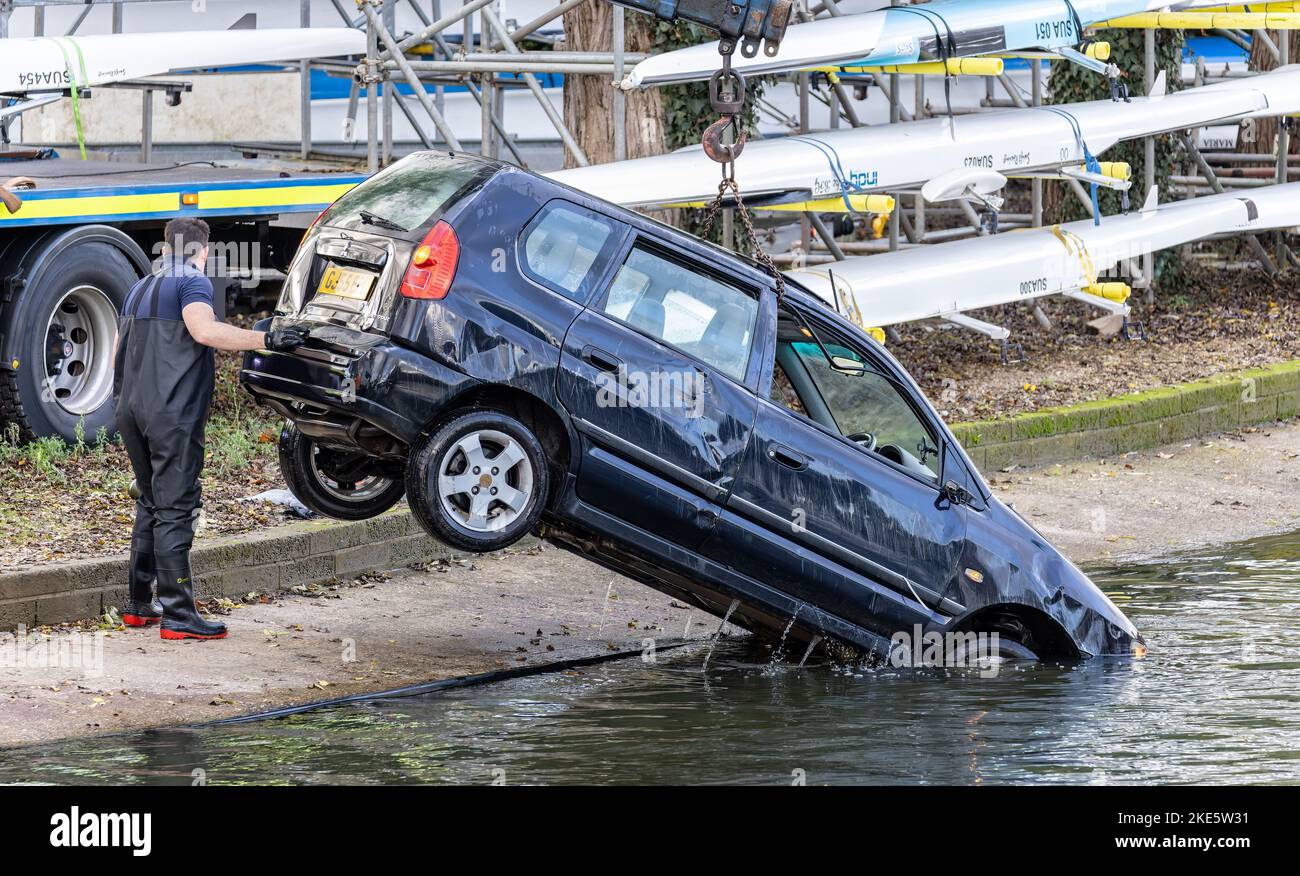 Car being pulled out of River Avon after bizarre accident in Stratford upon Avon, Warwickshire, UK on 8 November 2022 Stock Photo