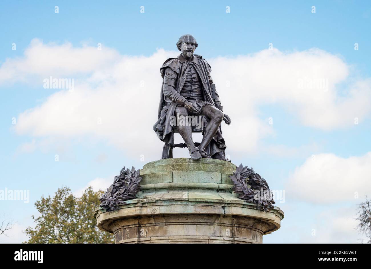 Close up of statue of William Shakespeare, centre piece of the Gower Memorial n Bancroft Gardens, Stratford upon Avon, Warwickshire, UK on 8 November Stock Photo