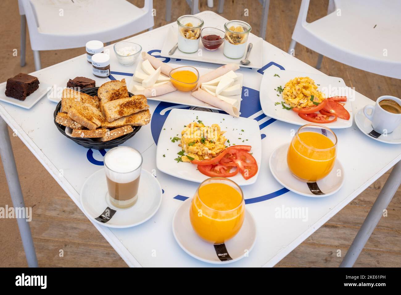 Table full of food and drinks hi-res stock photography and images - Alamy