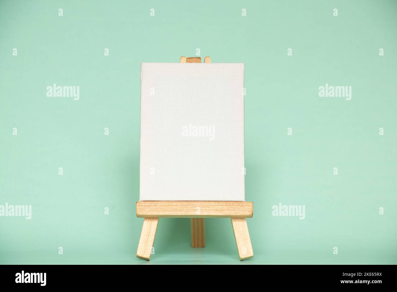 An easel stands hi-res stock photography and images - Alamy