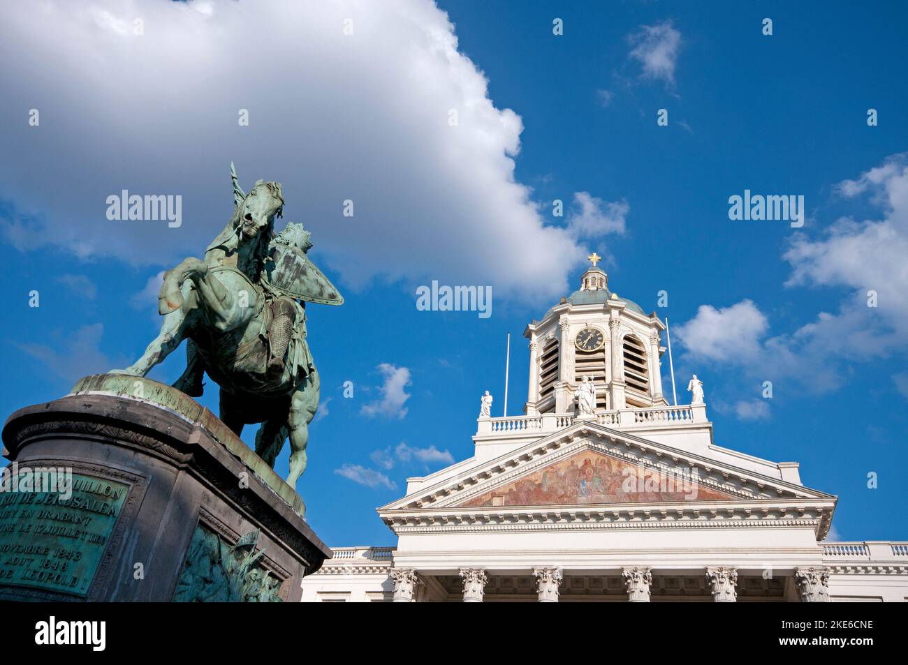 Equestrian statue of Godfrey of Bouillon (by Eugène Simonis, 1948) and top of Saint Jacques-sur-Coudenberg church  in Place Royale, Brussel, Belgium Stock Photo