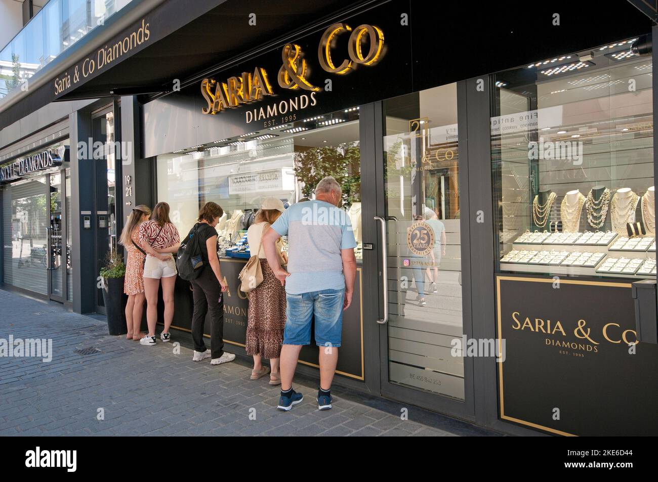 People looking at the window of Saria & Co Diamonds jewellery store in Antwerp (Flanders), Belgium Stock Photo