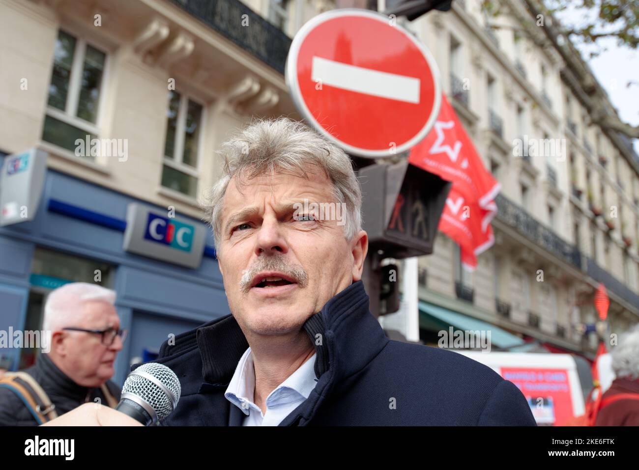 Le député communiste Fabien Roussel répondait aux journalistes et aux manifestants avant le départ de la manifestation interprofessionnelle à Paris Stock Photo
