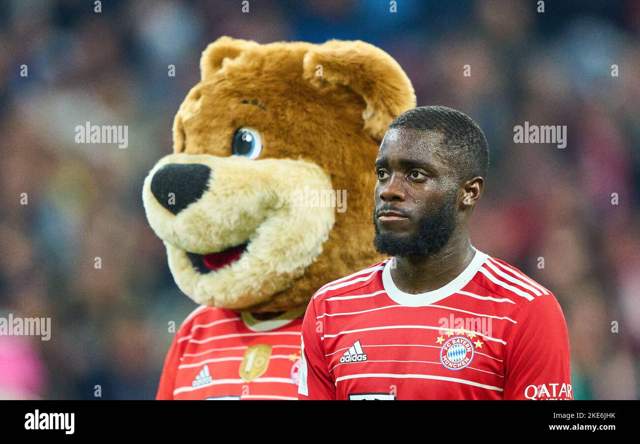 Dayot Upamecano , FCB 2 with FCB mascot Bernie , Maskottchen,  in the match FC BAYERN MÜNCHEN - SV WERDER BREMEN 6-1 1.German Football League on Nov 8, 2022 in Munich, Germany. Season 2022/2023, matchday 14, 1.Bundesliga, FCB, München, 14.Spieltag © Peter Schatz / Alamy Live News    - DFL REGULATIONS PROHIBIT ANY USE OF PHOTOGRAPHS as IMAGE SEQUENCES and/or QUASI-VIDEO - Stock Photo
