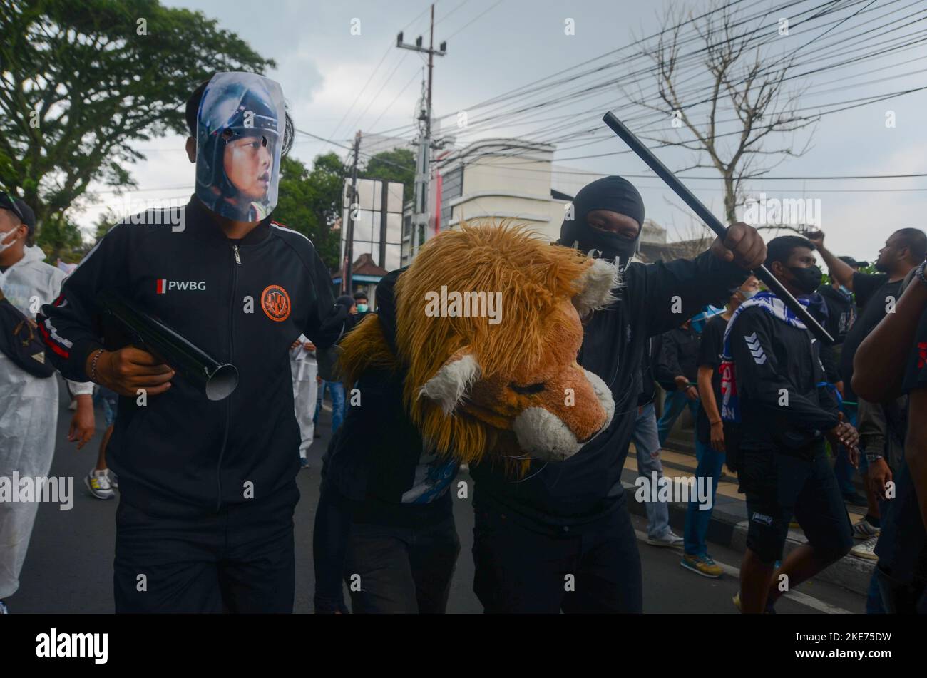 Malang, Indonesia. 10th Nov, 2022. Indonesian football fans, Arema FC