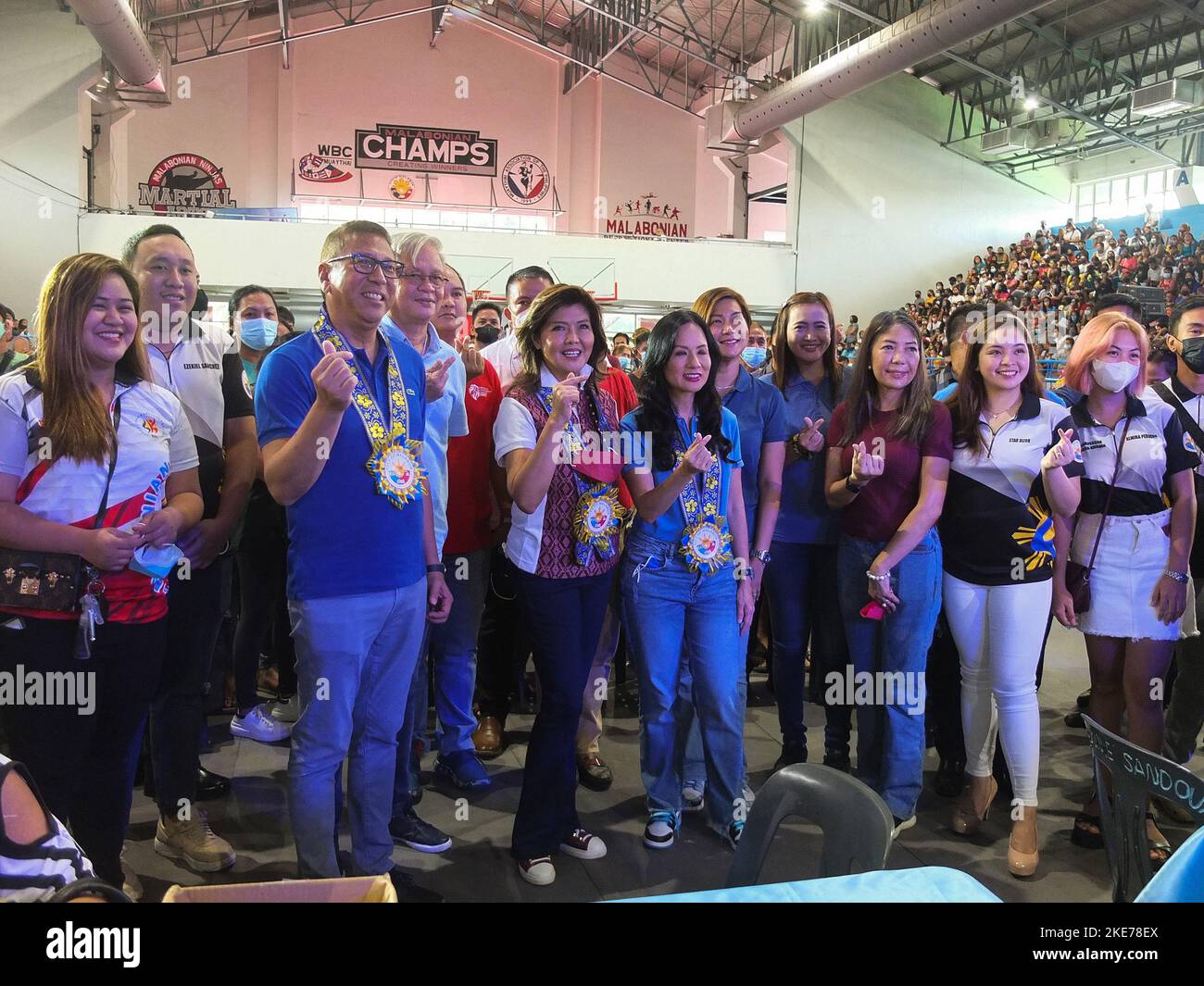Senator Imee Marcos (C) posed for picture with the officials of Malabon ...