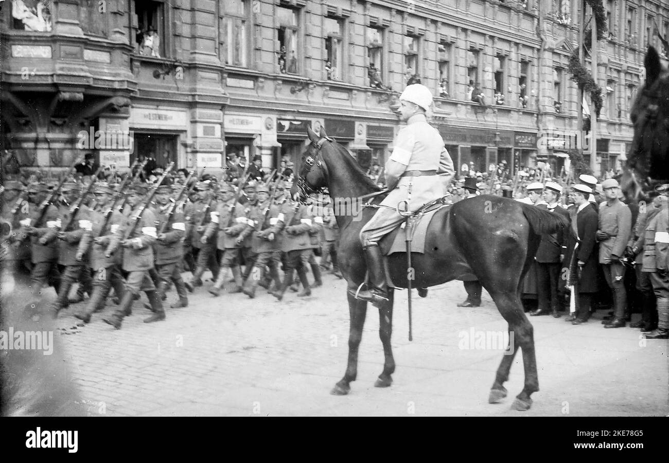 General Mannerheim leading the White Victory Parade in Helsinki, 16 May 1918   The Valkoisten Voitonparaati was a military parade of the Finnish White Guard on 16 May 1918 celebrating their decisive victory in the Finnish Civil War, which officially ended the day before. Stock Photo