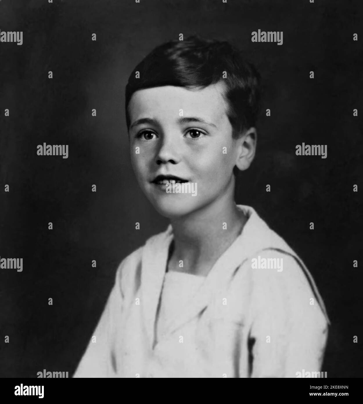1933 ca, USA : The celebrated american actor JACK LEMMON ( 1925 - 2001 ) when was a young boy aged 8 . Unknown photographer .- HISTORY - FOTO STORICHE - ATTORE - MOVIE - CINEMA - SEX SYMBOL - personalità da bambino bambini da giovane - personality personalities when was young - INFANZIA - CHILDHOOD - BAMBINO - BAMBINI - CHILDREN - CHILD - vestito alla marinara - marinaretto - sailor dress - smile sorriso - PORTRAIT - RITRATTO --- ARCHIVIO GBB Stock Photo