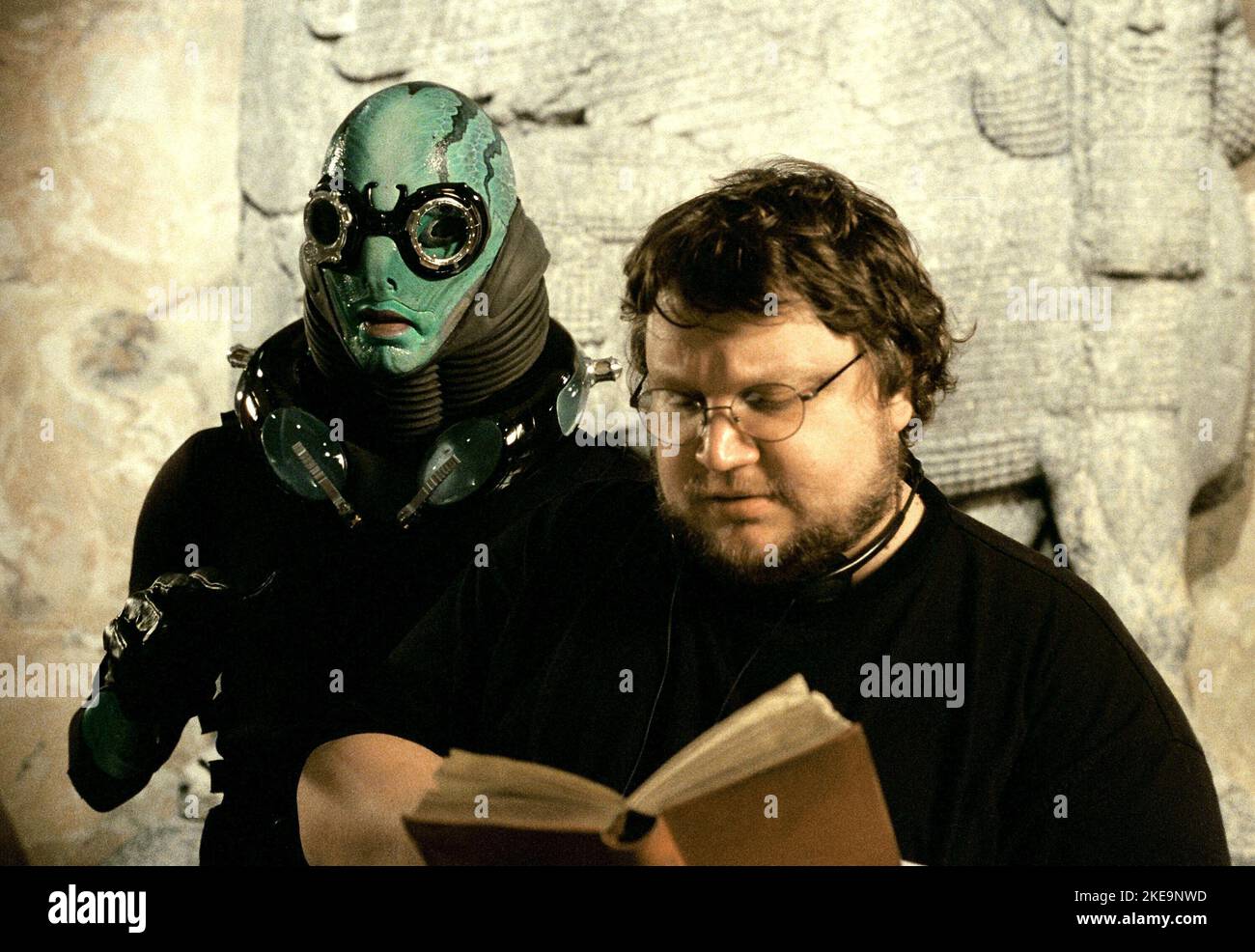 DOUG JONES and GUILLERMO DEL TORO in HELLBOY (2004), directed by GUILLERMO DEL TORO. Copyright