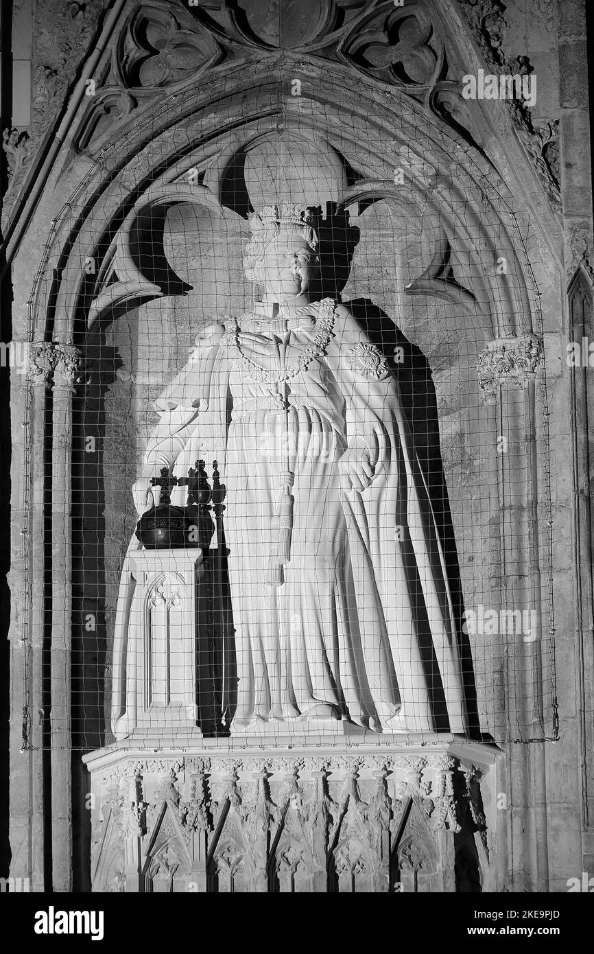 York minster queen elizabeth ii statue hires stock photography and