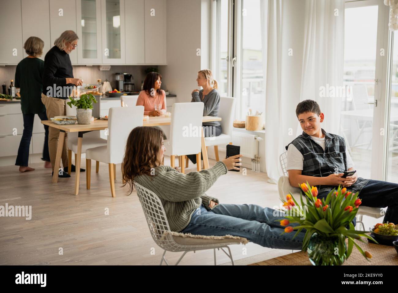 Family cleaning hi-res stock photography and images - Alamy