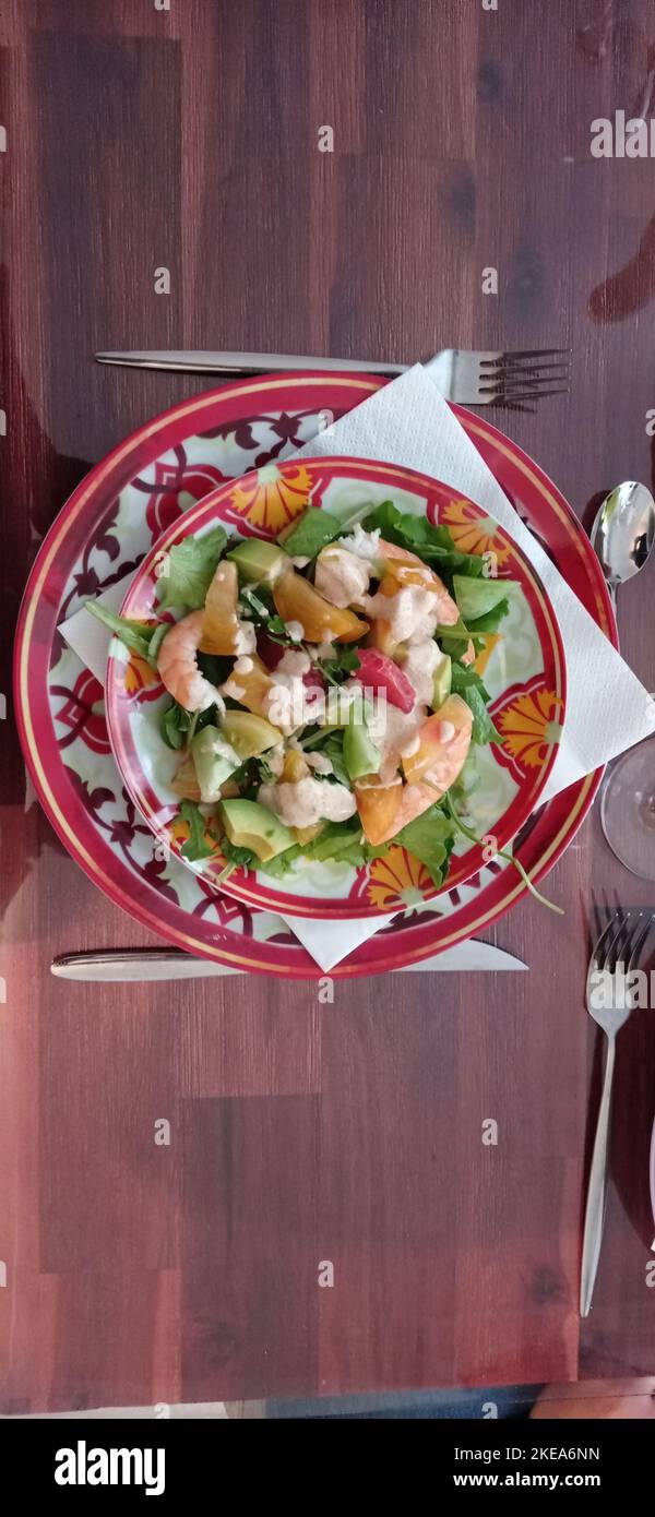 Une salade aux crevettes et aux légumes, France Stock Photo