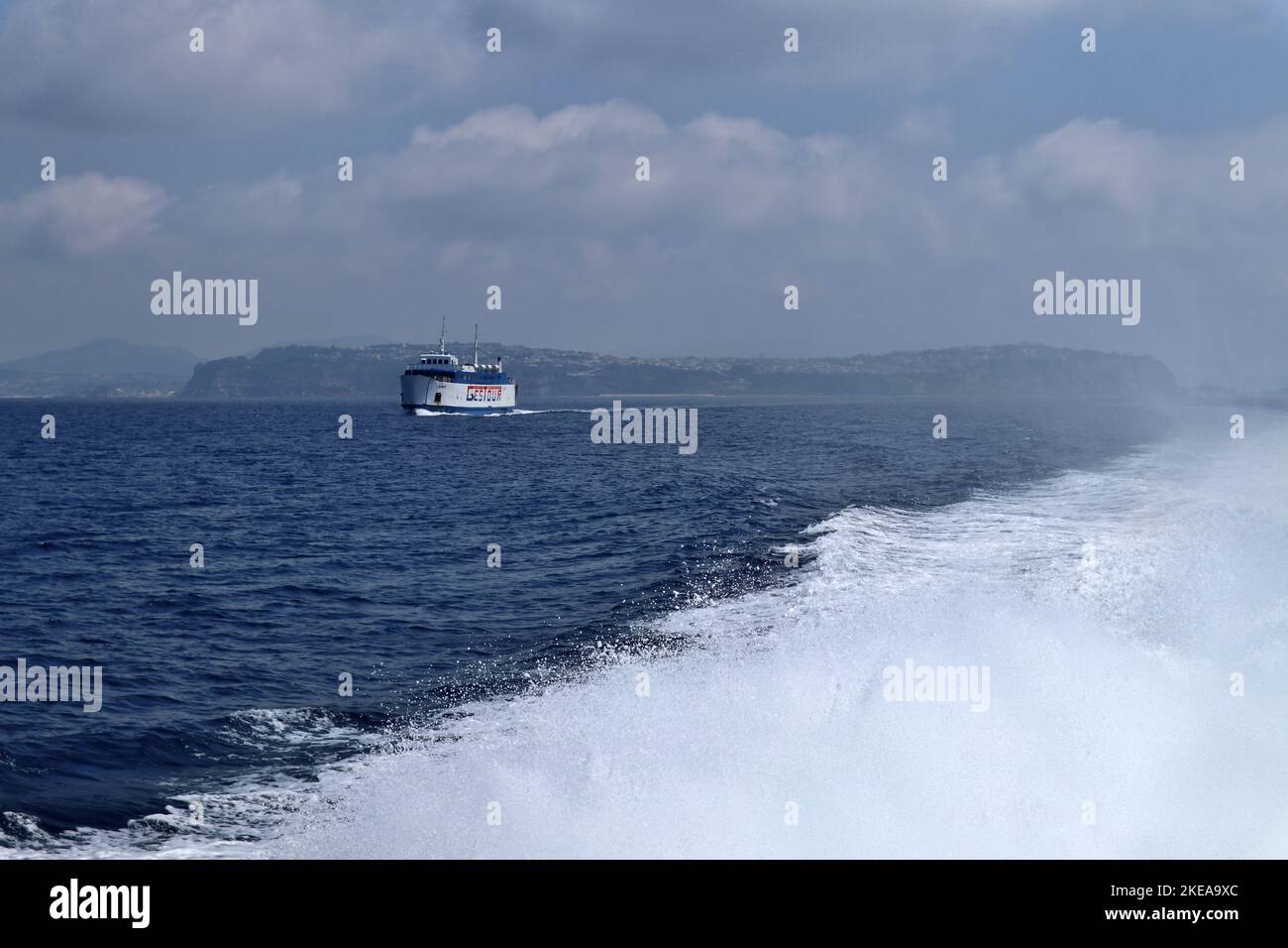 Procida - Traghetto nel Golfo di Napoli dalla poppa dell'aliscafo Stock Photo