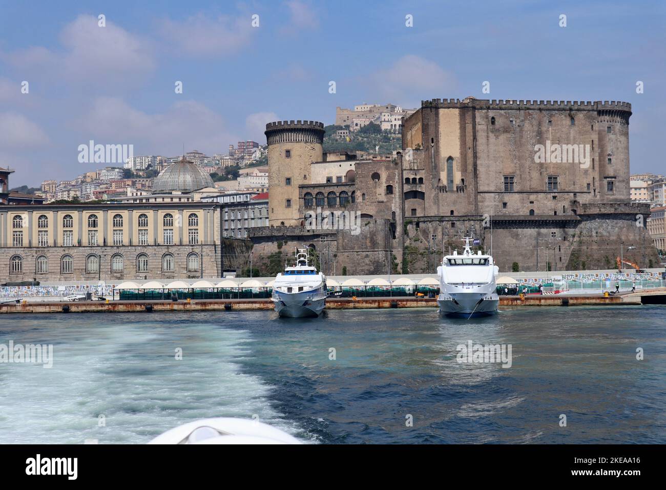 Napoli - Maschio angioino dalla poppa dell'aliscafo Stock Photo
