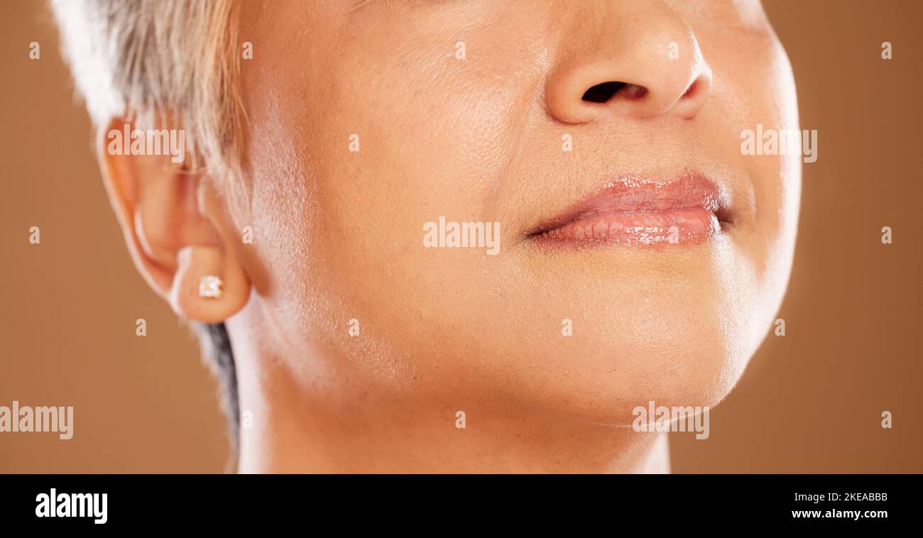Mature female face model pose hi-res stock photography and images - Alamy