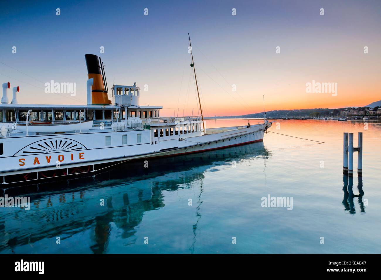 'Vor Anker liegendes Dampfschiff ''Savoie'' in der Morgendämmerung im spiegelglatten Genfer Hafenbecken, Kanton Genf, Schweiz' Stock Photo