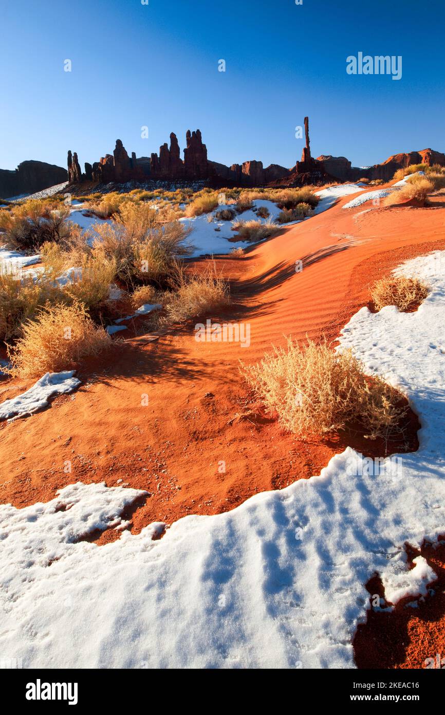 Totem Polem, Monument Valley im Winter, Tafelberge und Monolite, Schnee und Sanddünen, Utah, USA, Nord Amerika Stock Photo