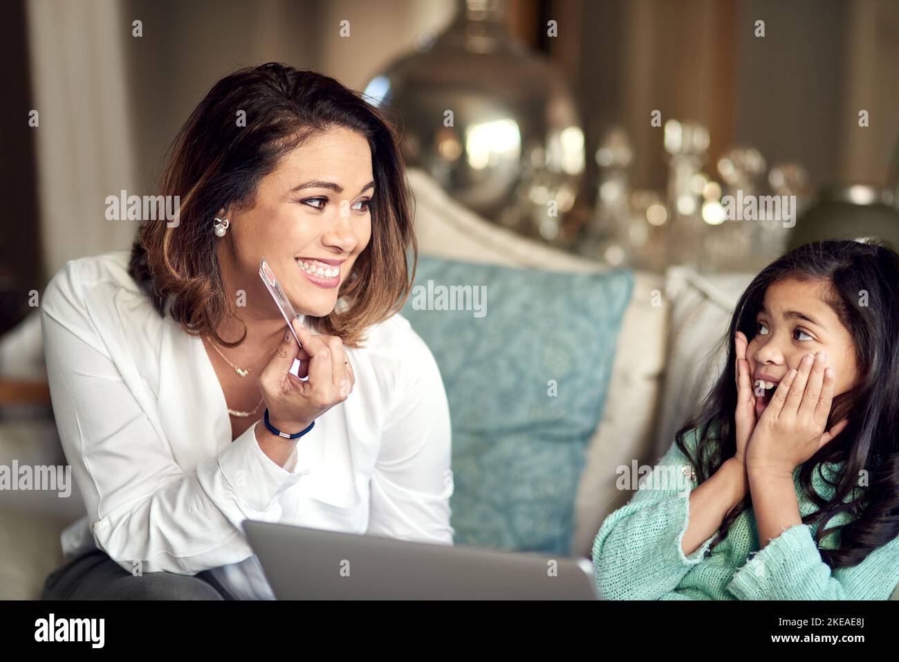 Mother online shopping hires stock photography and images Alamy