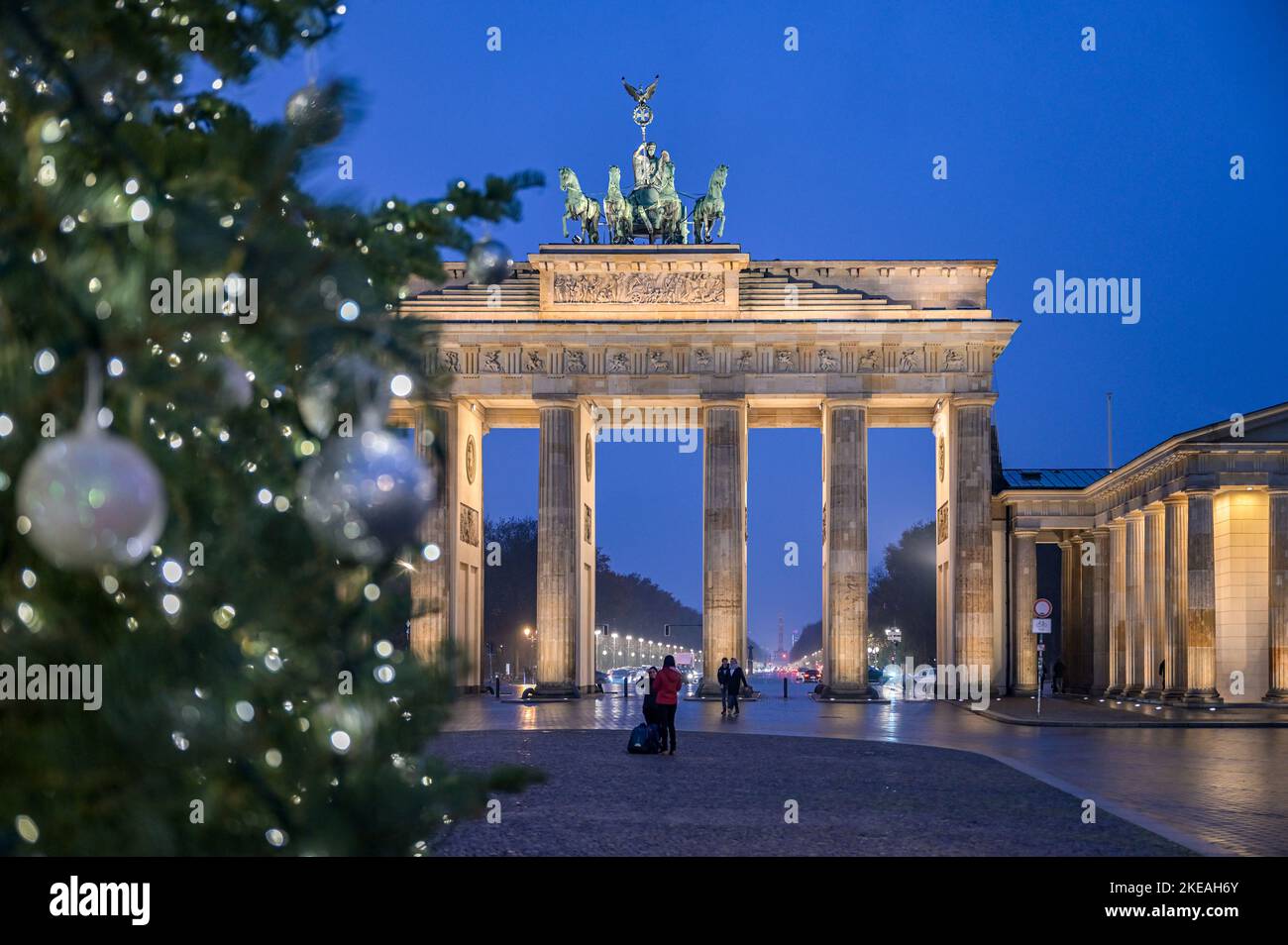Weihnachtsbaum auf dem Pariser Platz in Berlin vor dem Brandenburger