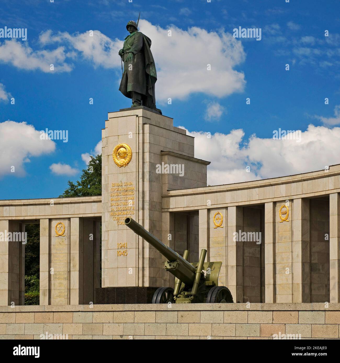 Soviet memorial with the statue of the Red Army soldier and the Golden State Coat of Arms, Tiergarten, Germany, Berlin Stock Photo