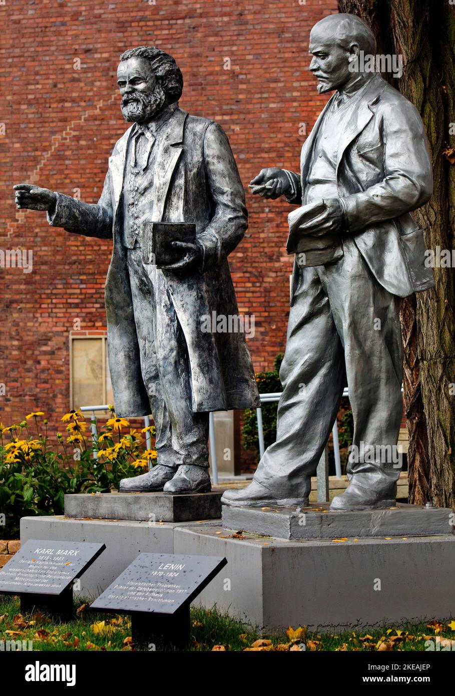 statues of Karl Marx and Vladimir Ilyich Lenin in front of the Central Committee of the MLPD, Germany, North Rhine-Westphalia, Ruhr Area, Gelsenkirche Stock Photo