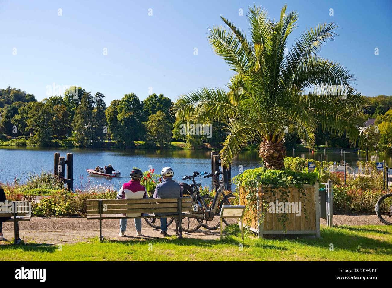 cyclists on the Ruhr valley cycle path take a break at the reservoir, Kettwig, Germany, North Rhine-Westphalia, Ruhr Area, Essen Stock Photo