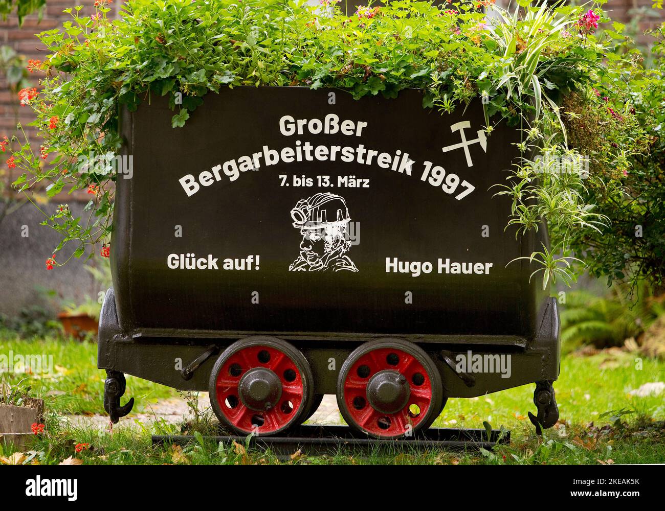 coal tipper in the front yard, reminder of the great miners' strike in 1997, Germany, North Rhine-Westphalia, Ruhr Area, Gelsenkirchen Stock Photo