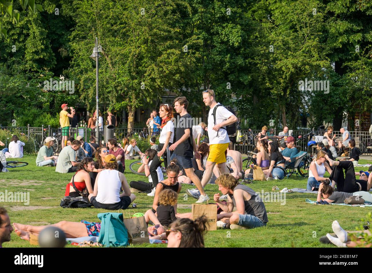 Menschen, Wiese, Freizeit, Boxhagener Platz, Friedrichshain, Friedrichshain-Kreuzberg, Berlin, Deutschland Stock Photo
