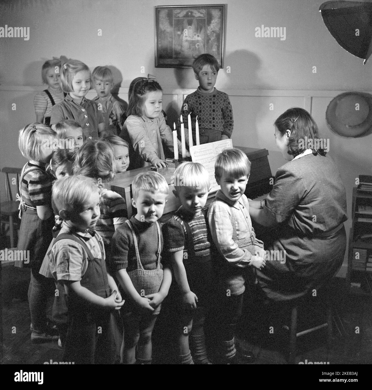 1940s children. A group of children are singing christmas songs at a nursery school in Stockholm. Sweden 1947. Conard ref 884 Stock Photo
