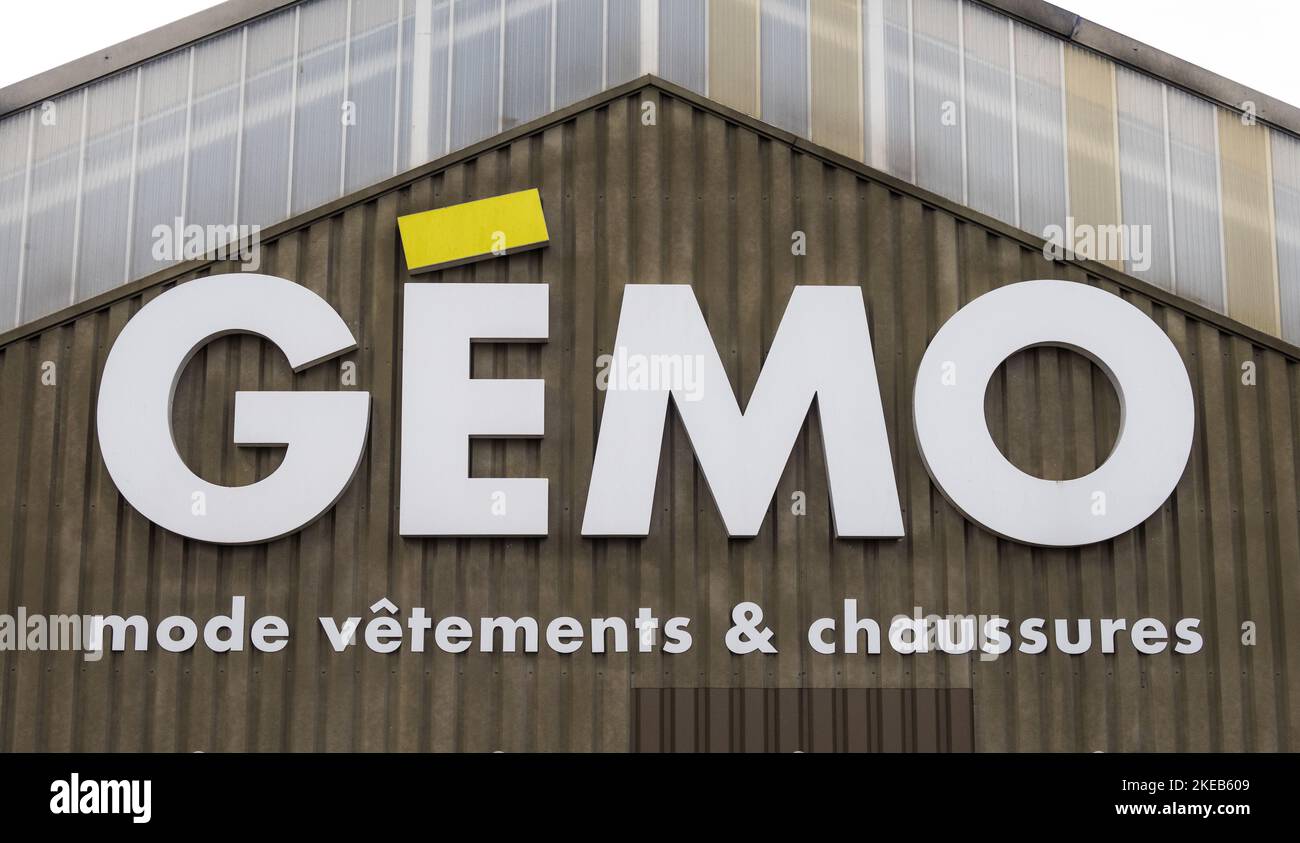 Dinan, Brittany, France - september 14 2022 : Gémo logo shop, famous brand  for shoes, clothes and fashion accessories Stock Photo - Alamy