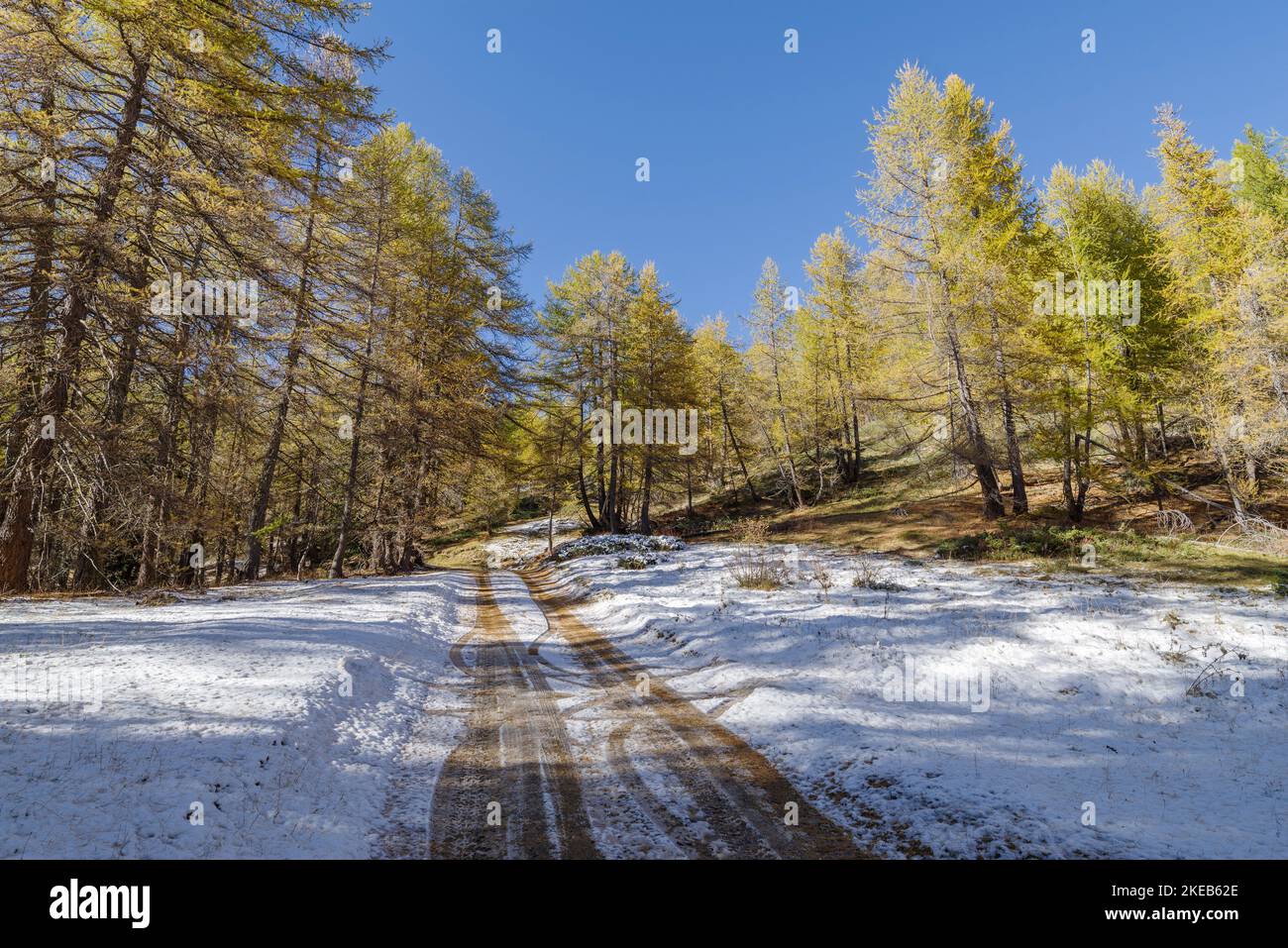 Empty road through snow mountains hi-res stock photography and images ...