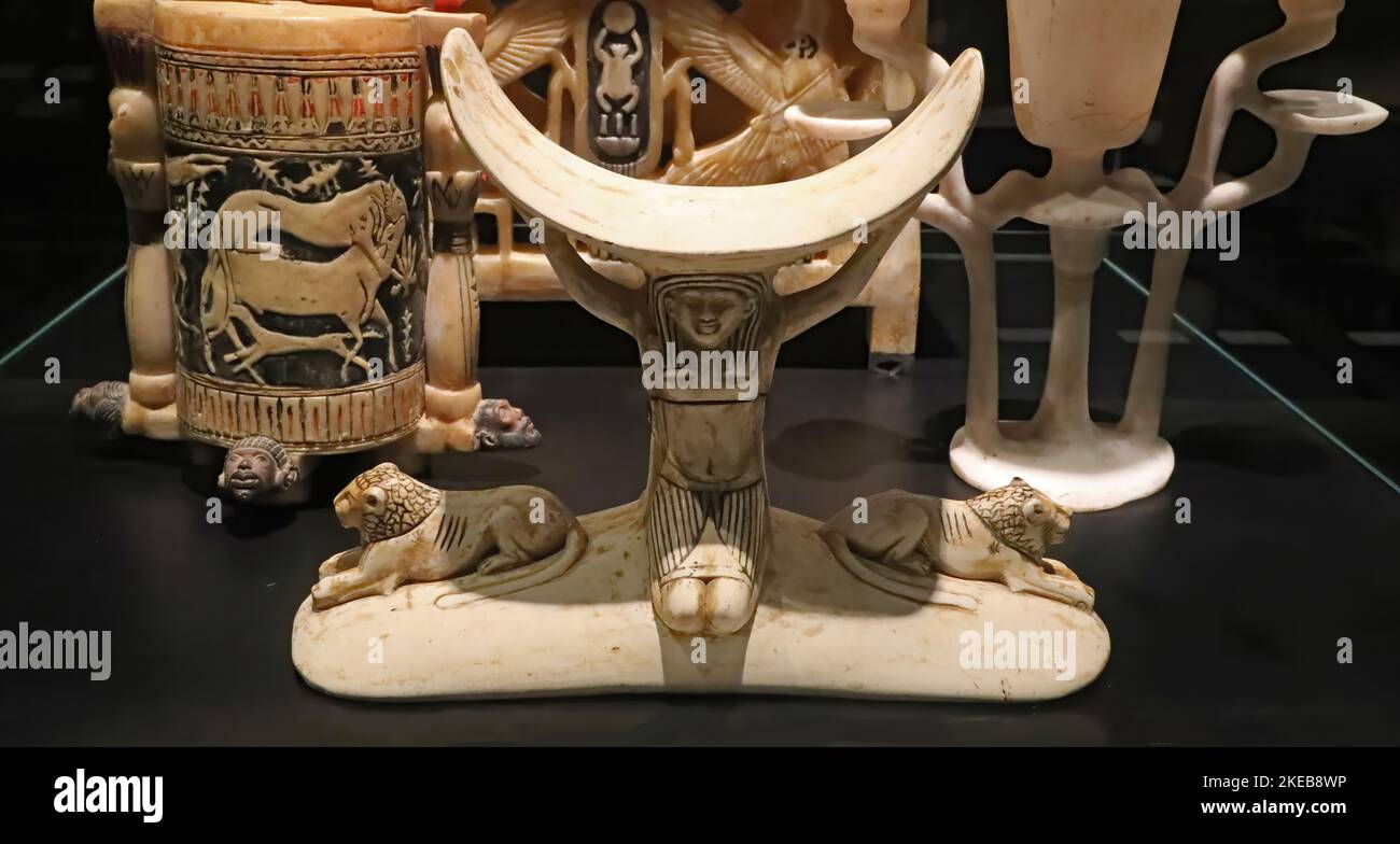 Ivory headrest supported by a figure, fromTutankhamun's tomb Stock Photo