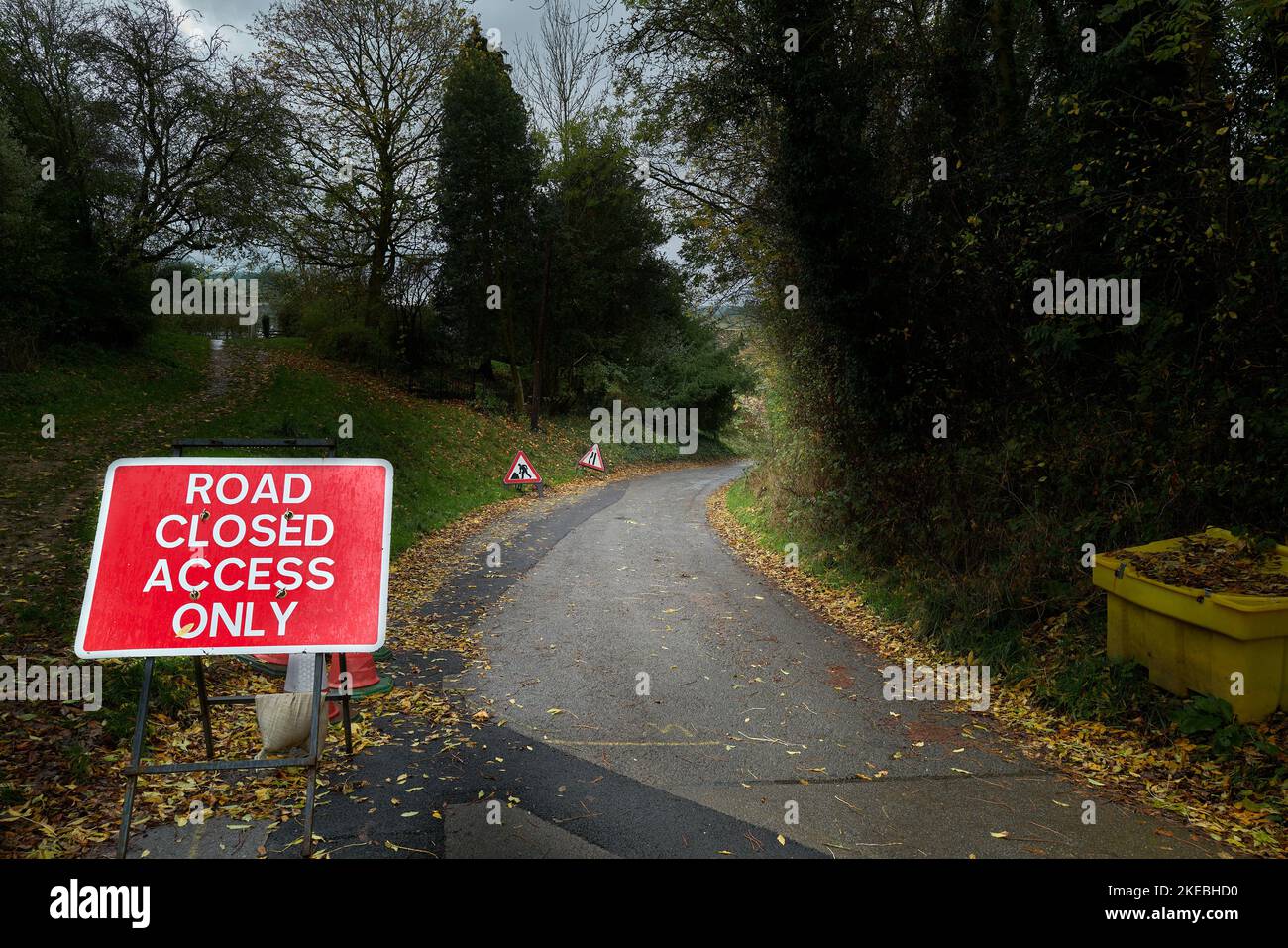 'Road closed access only' sign on a steep road in the english countryside Stock Photo Alamy