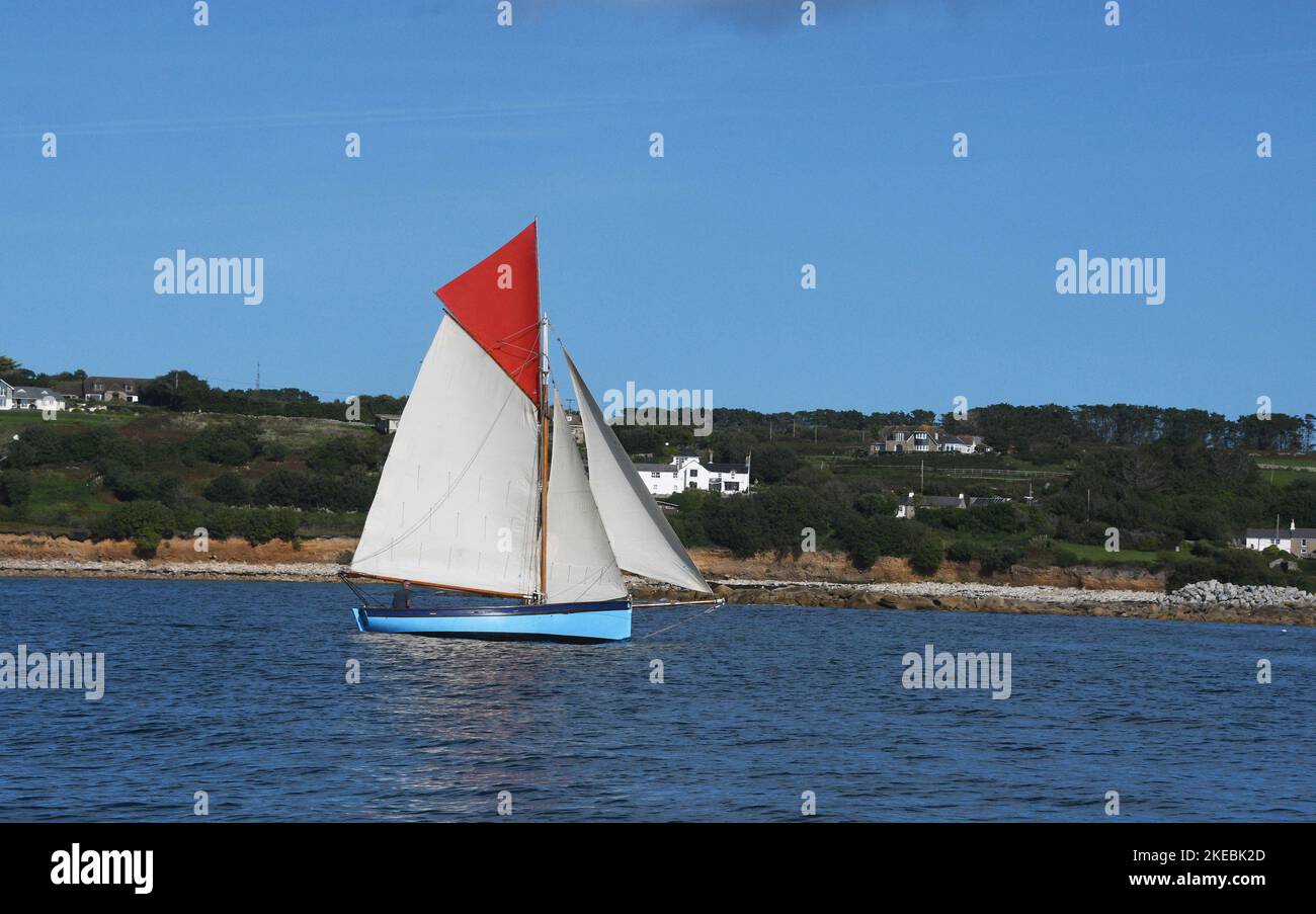 Gaff riggedcutter sailing close to the coast of St Marys, the main island in the Isles of Scilly archepelago, of the tip of Cornwall. Stock Photo