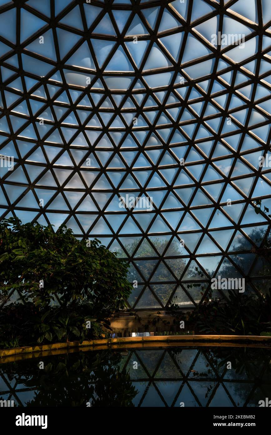 Geodesic dome house hi-res stock photography and images - Alamy