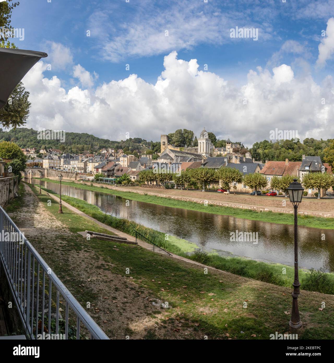 Vezere river runnng through Montignac-Lascaux, Nouvelle -Aquitaine, France Stock Photo