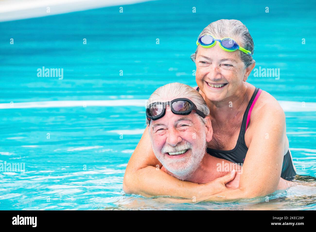 Femme portant bonnet et lunettes de natation Photo Stock - Alamy