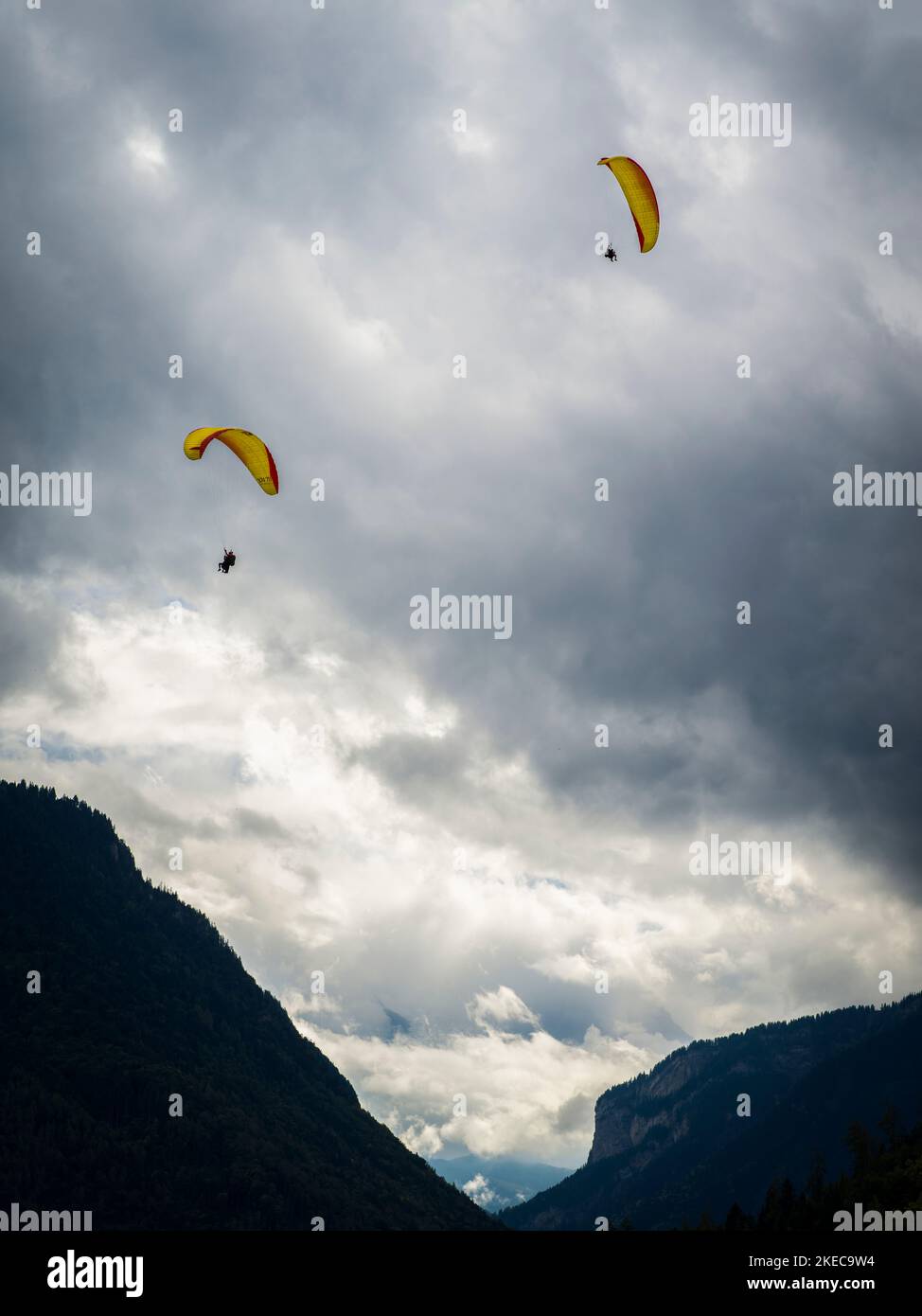 Hang glider lands hires stock photography and images Alamy