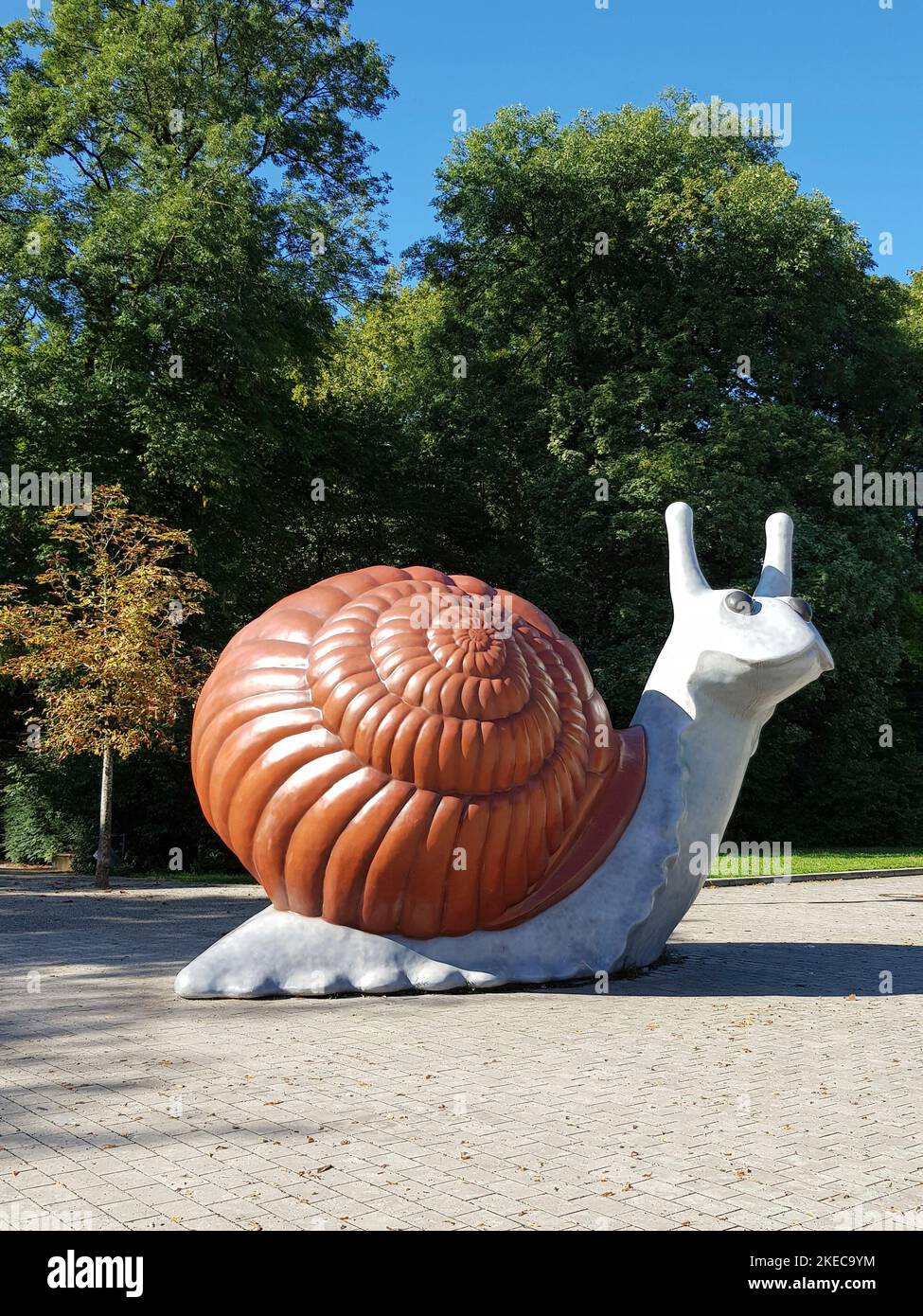 'Sweet Brown Snail, ' a 4.50-meter-high fiberglass sculpture by American artists Jason Rhoades and Paul McCarthy, 2003. An 'art-in-architecture project' Schwanthalerhöhe. Location: Bavariapark/Transportation Center of the Deutsches Museum. It symbolizes slowness and unlimited mobility (house on its back). Stock Photo