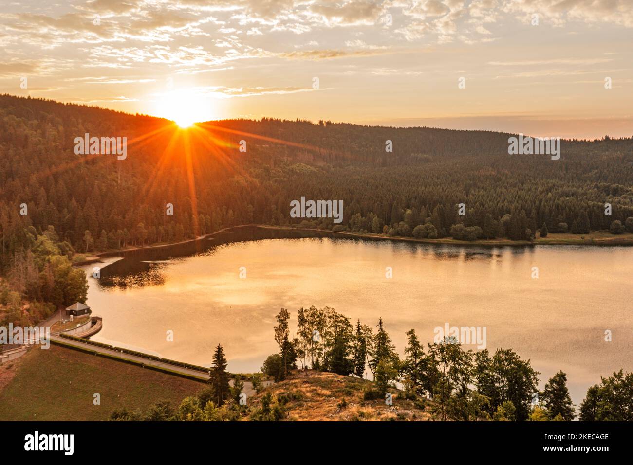 Germany, Thuringia, Neuhaus am Rennweg, Scheibe-Alsbach, reservoir, dam, forest, mountains, sunrise, back light Stock Photo
