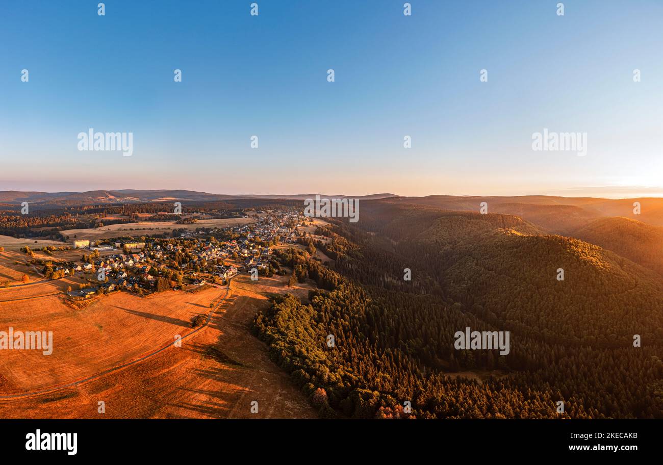 Germany, Thuringia, Ilmenau, Frauenwald, village, plateau, landscape, mountain meadows, forest, mountains, valleys, overview, morning light Stock Photo