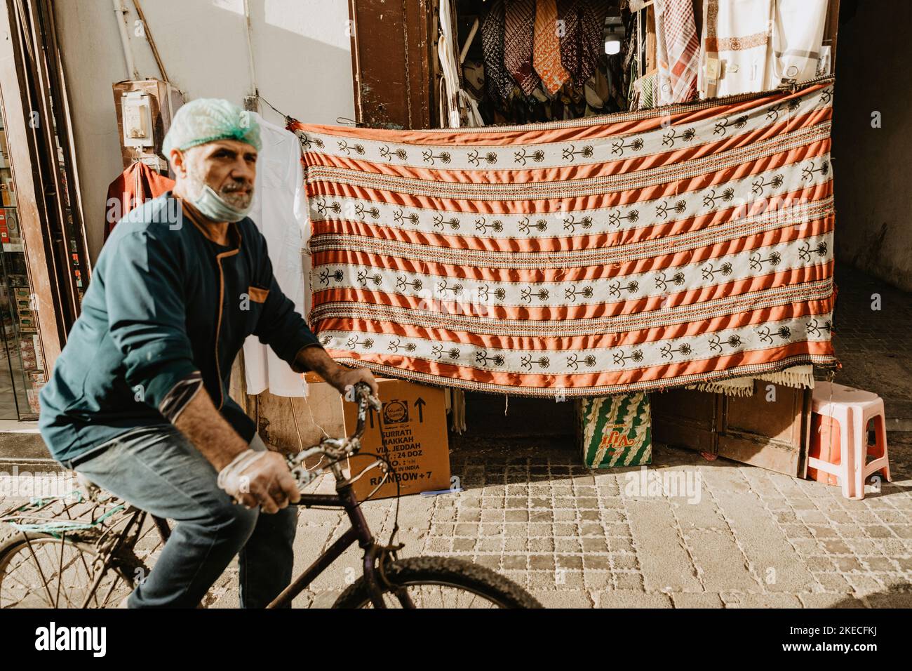 Saudi Arabia, Jeddah/Jiddah, man, bicycle, sideways Stock Photo Alamy