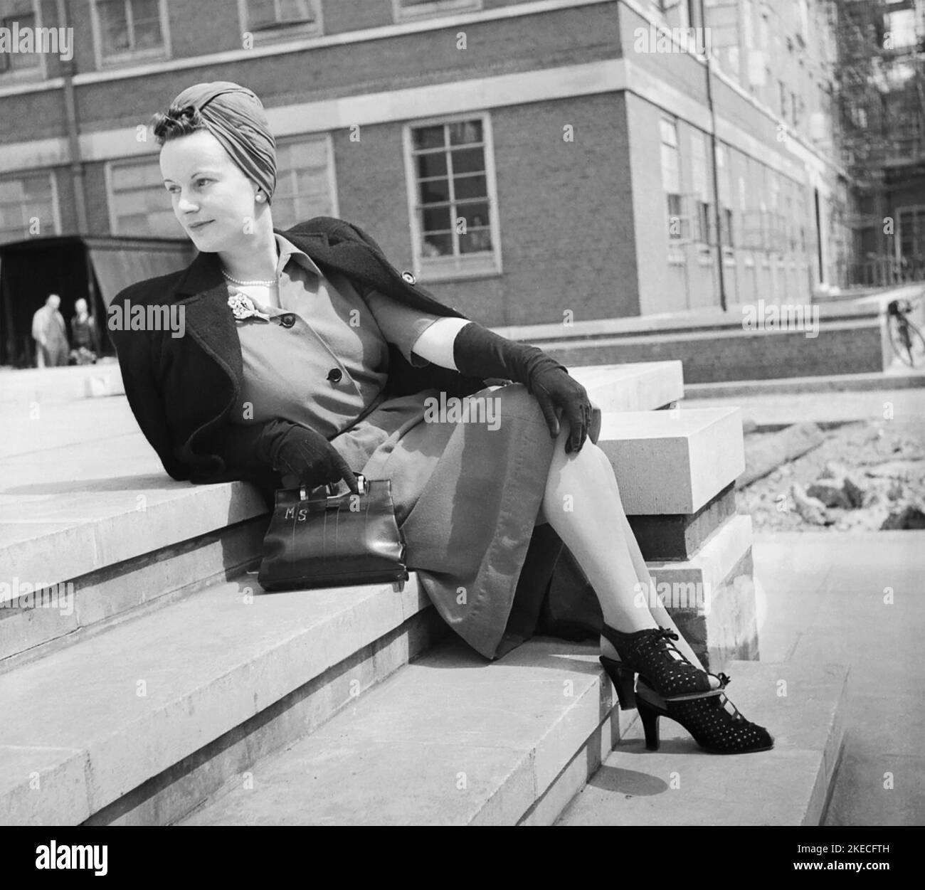 WAR TIME UTILITY FASHION . A model poses outside the University of London in 1943 Stock Photo