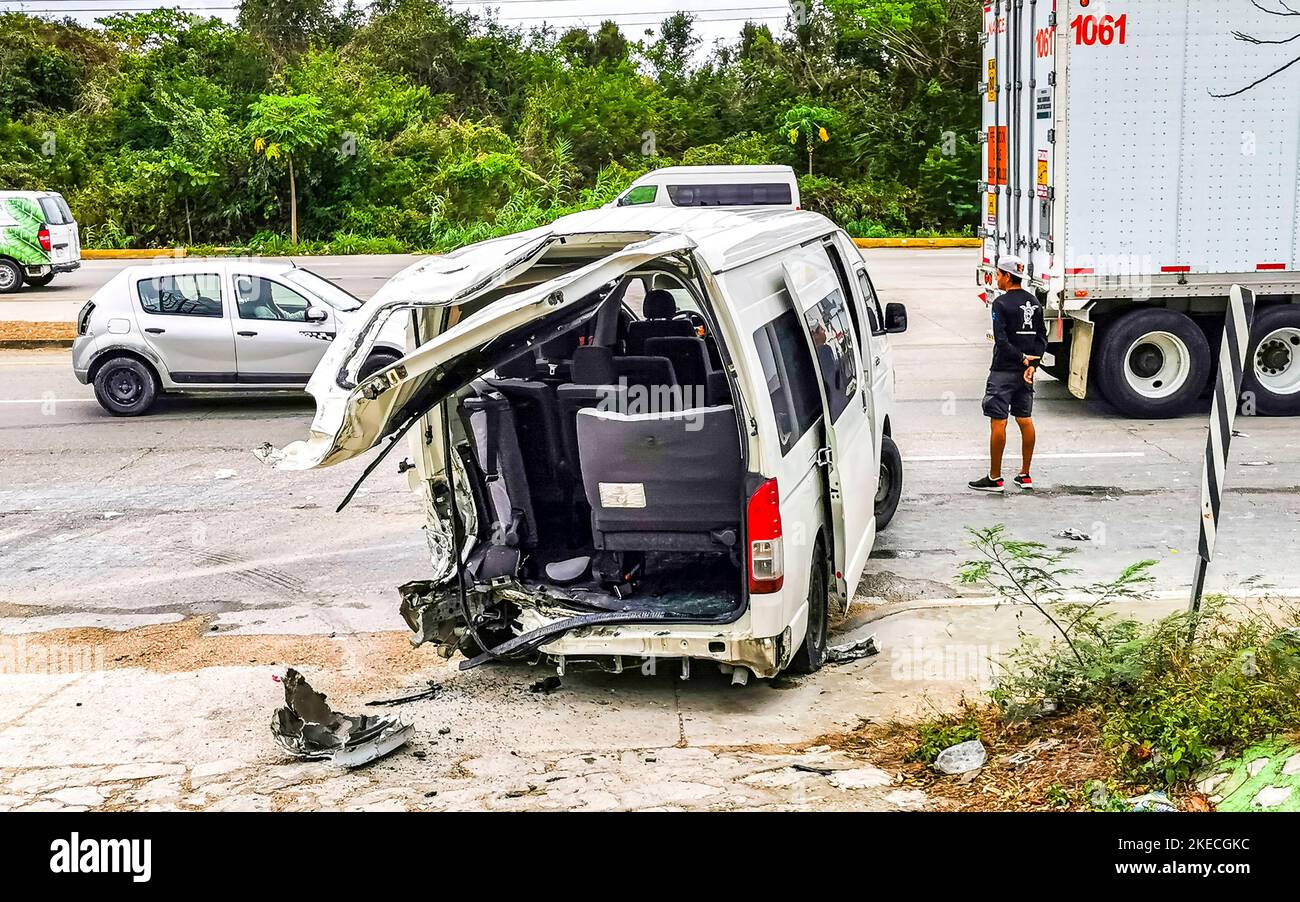 Crass dangerous tourist van accident in Playa del Carmen Quintana Roo